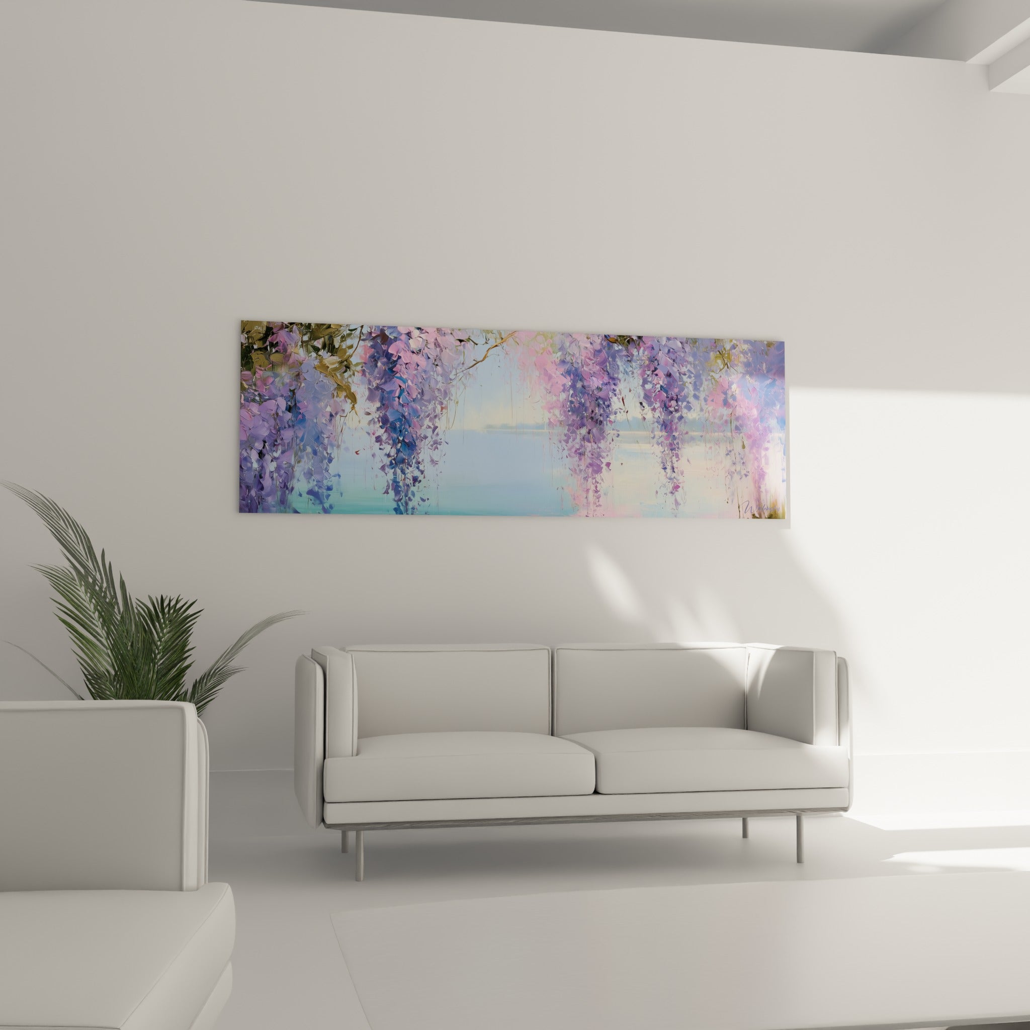 Fleurs de glycine mauve et lilas retombant au-dessus d'un canapé dans un salon lumineux