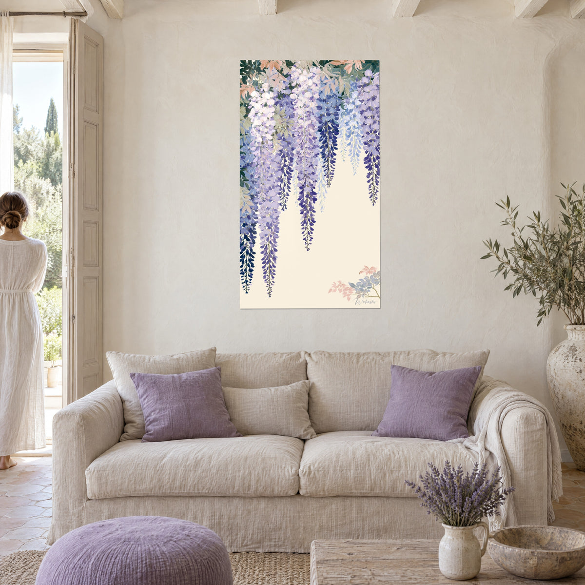 Schilderij blauweregen in hangende trossen mauve en marineblauw op een ivoorkleurige achtergrond, vrouw van achteren, boven een bank in een lichte woonkamer