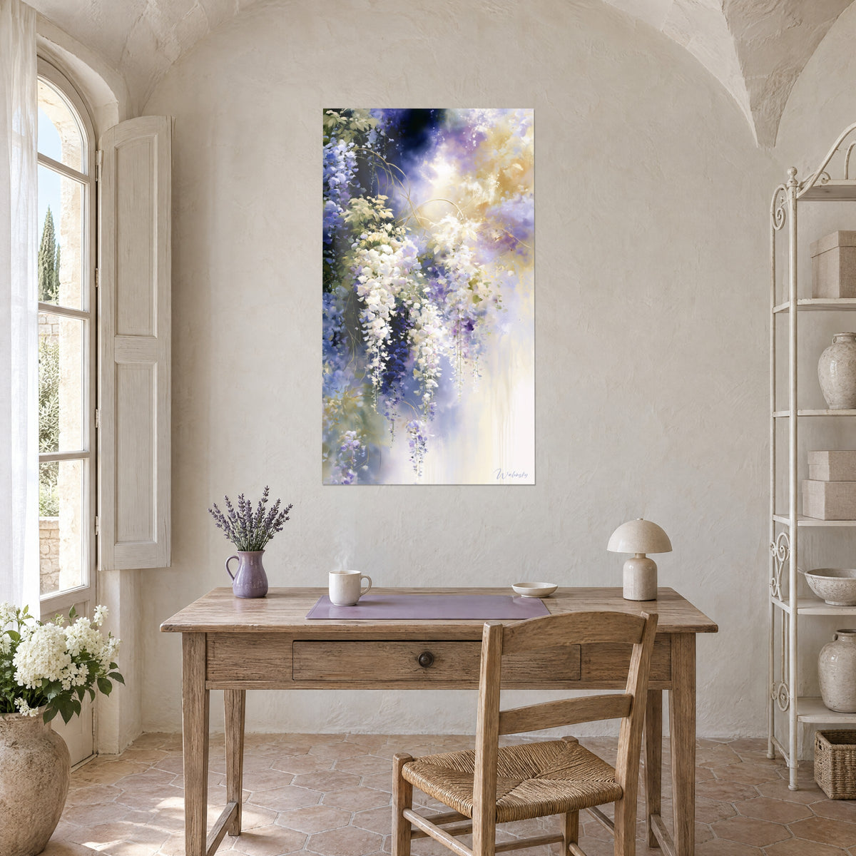 Schilderij bloemenregen in crème en indigo, bleekgele gloed, opgehangen boven een houten bureau in een boerderij