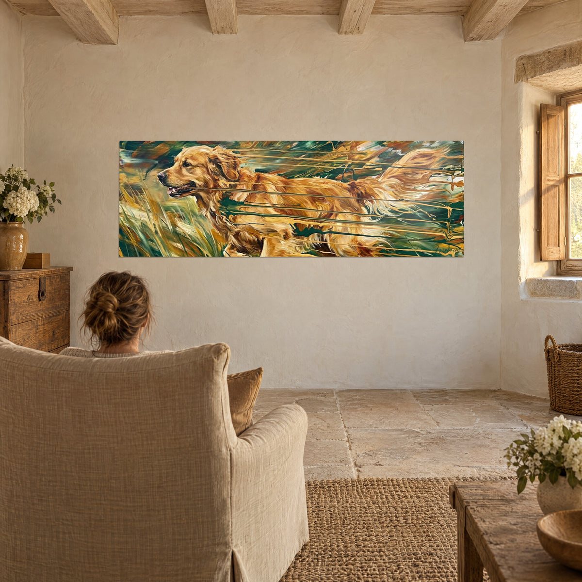 Schilderij van een springende zandkleurige hond, oker, groen en witte glinsteringen, tegenover een vrouw met de rug naar ons toe in een linnen fauteuil