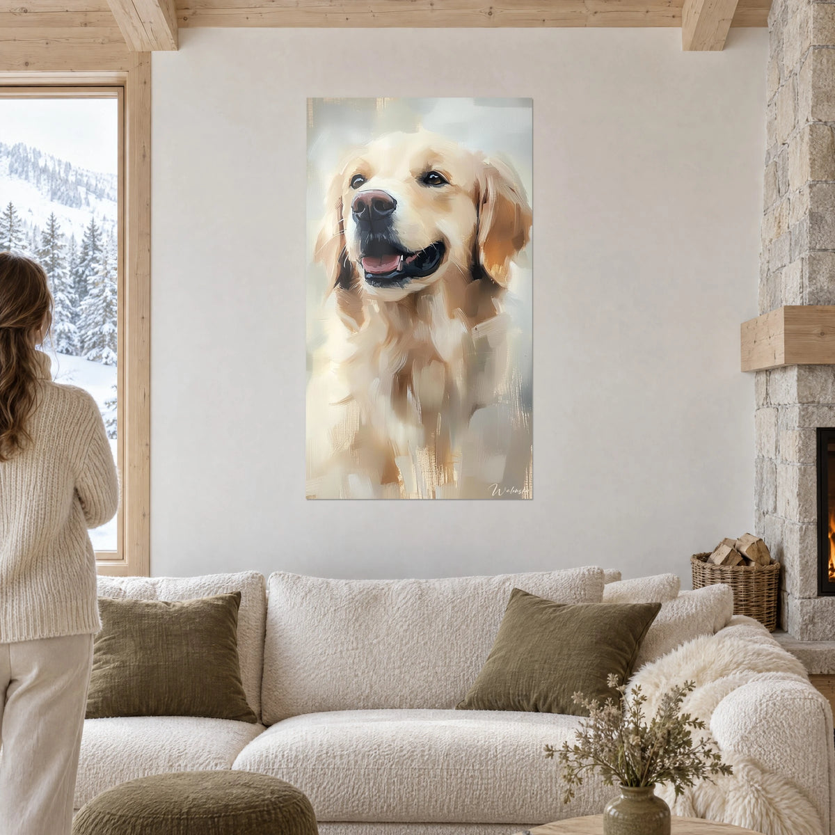 Tableau golden retriever souriant, pelage crème et ocre en coups de pinceau, femme de dos, au-dessus d'un canapé dans un salon lumineux