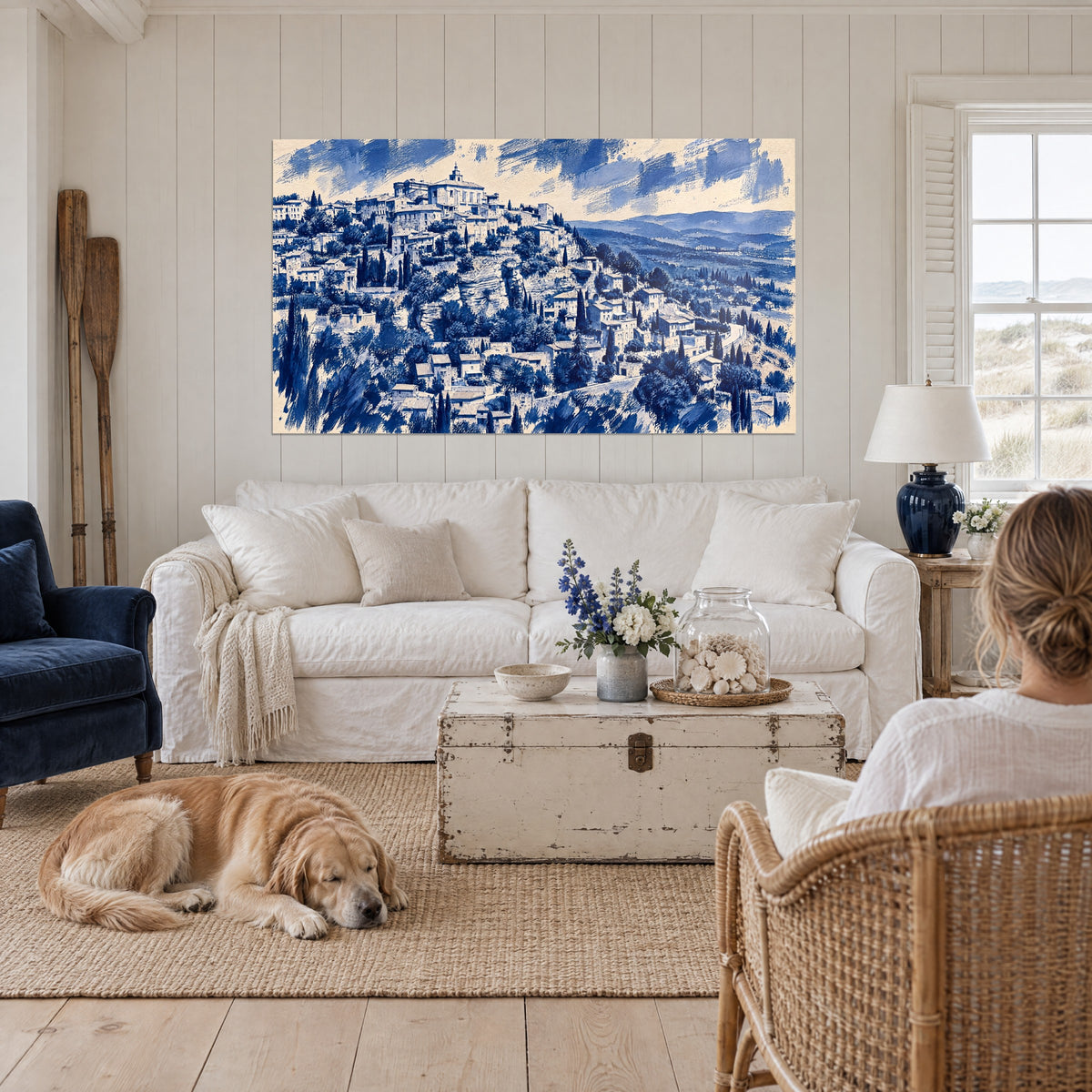 Colline provençale aux tons bleu marine et ivoire accrochée au-dessus d'un lit dans une chambre claire