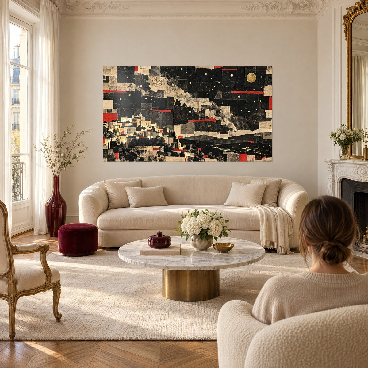 Schilderij bergdorp in zwart, crème en rood collage onder een sterrenhemel, boven een bank in een lichte woonkamer