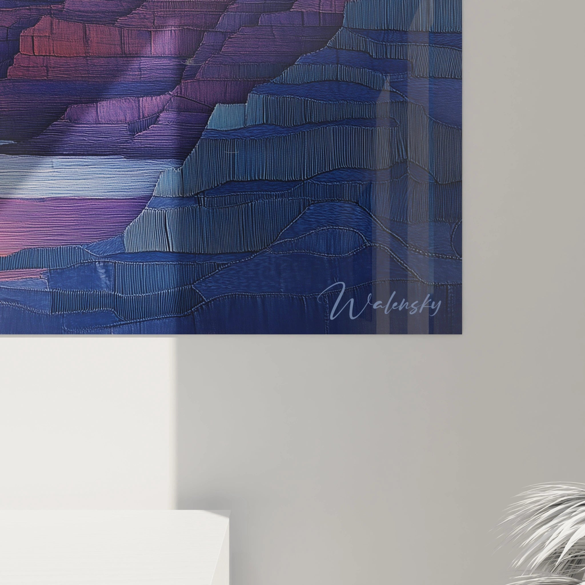 Représentation moderne d'un canyon au coucher de soleil, astre solaire géométrique jaune, parois rocheuses stratifiées violet bleu, nuances orange flamboyant dans le ciel, surface aquatique réfléchissante dorée
