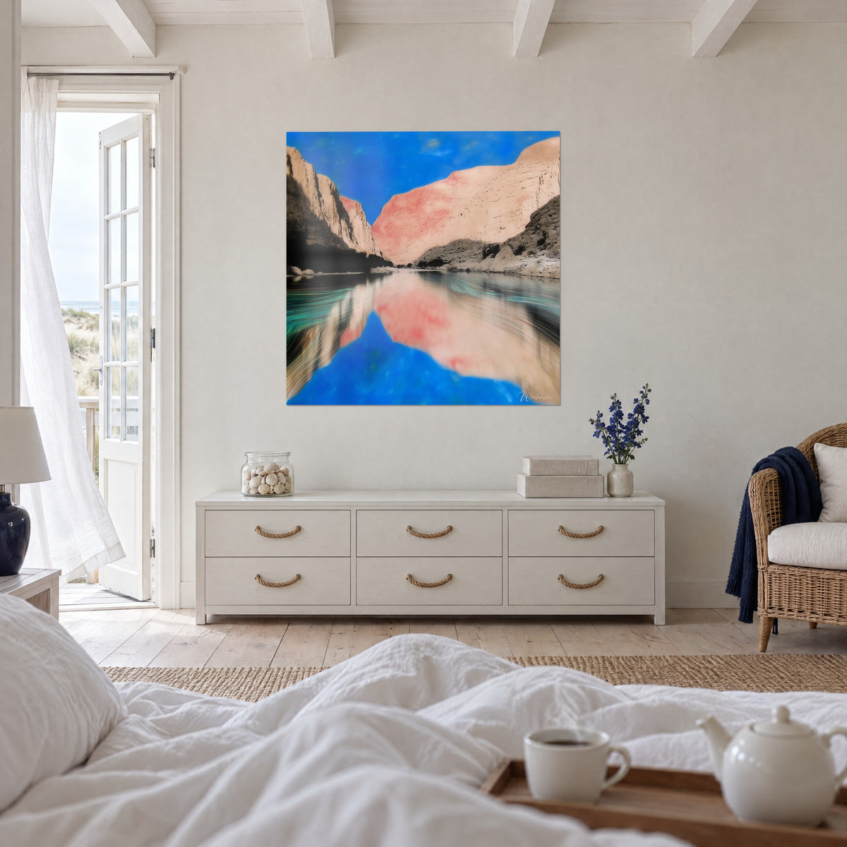 Schilderij diep dal met koraalkleurige en crèmekleurige rotsen, turquoise weerspiegelingen in wervelingen, boven een bed in een lichte slaapkamer