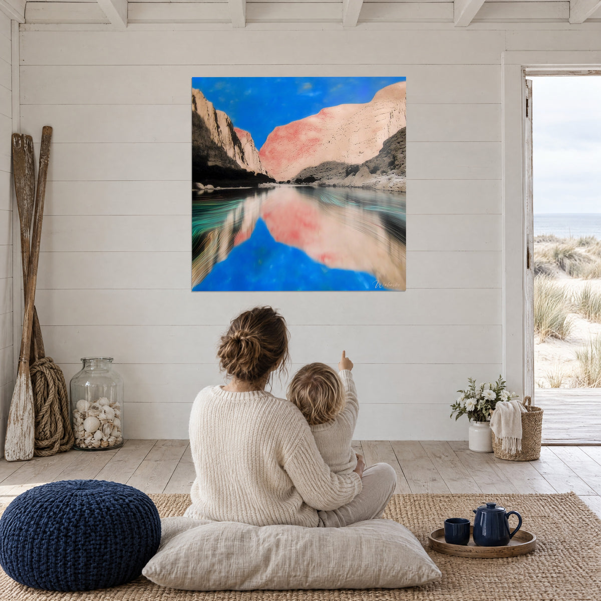 Schilderij kloofLandschap met roze rotswanden en azuurblauwe lucht, bewonderd door een moeder en haar kind die op marineblauwe kussens zitten
