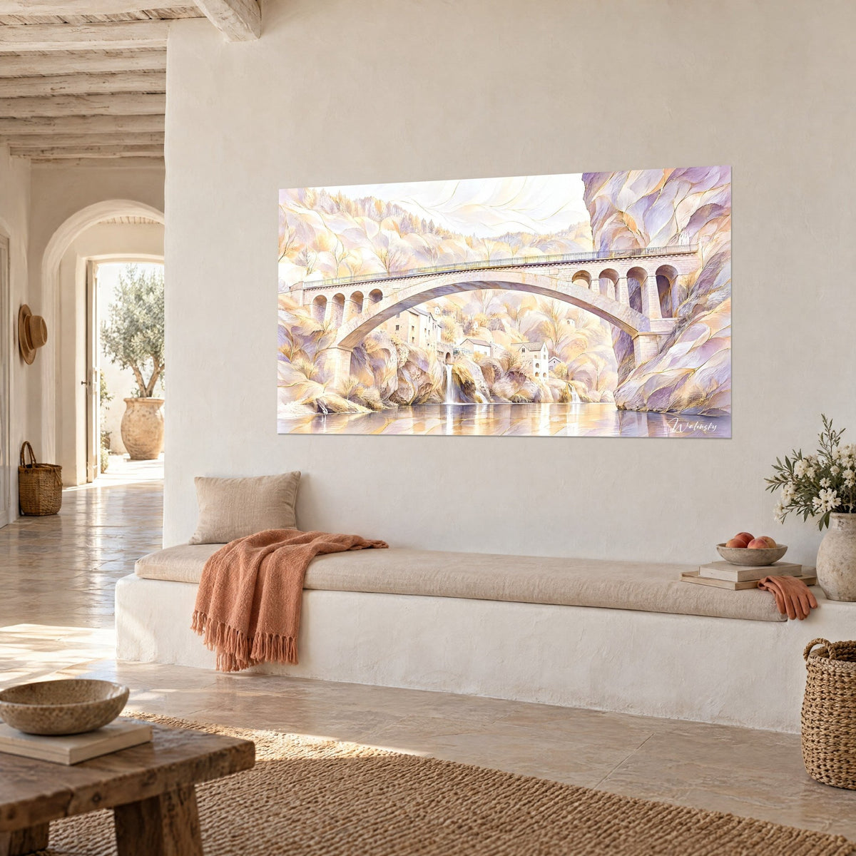 Tableau viaduc ancien aux arches ivoire, falaises lavande et or, vu de trois-quarts sur un mur blanc, banquette en pierre