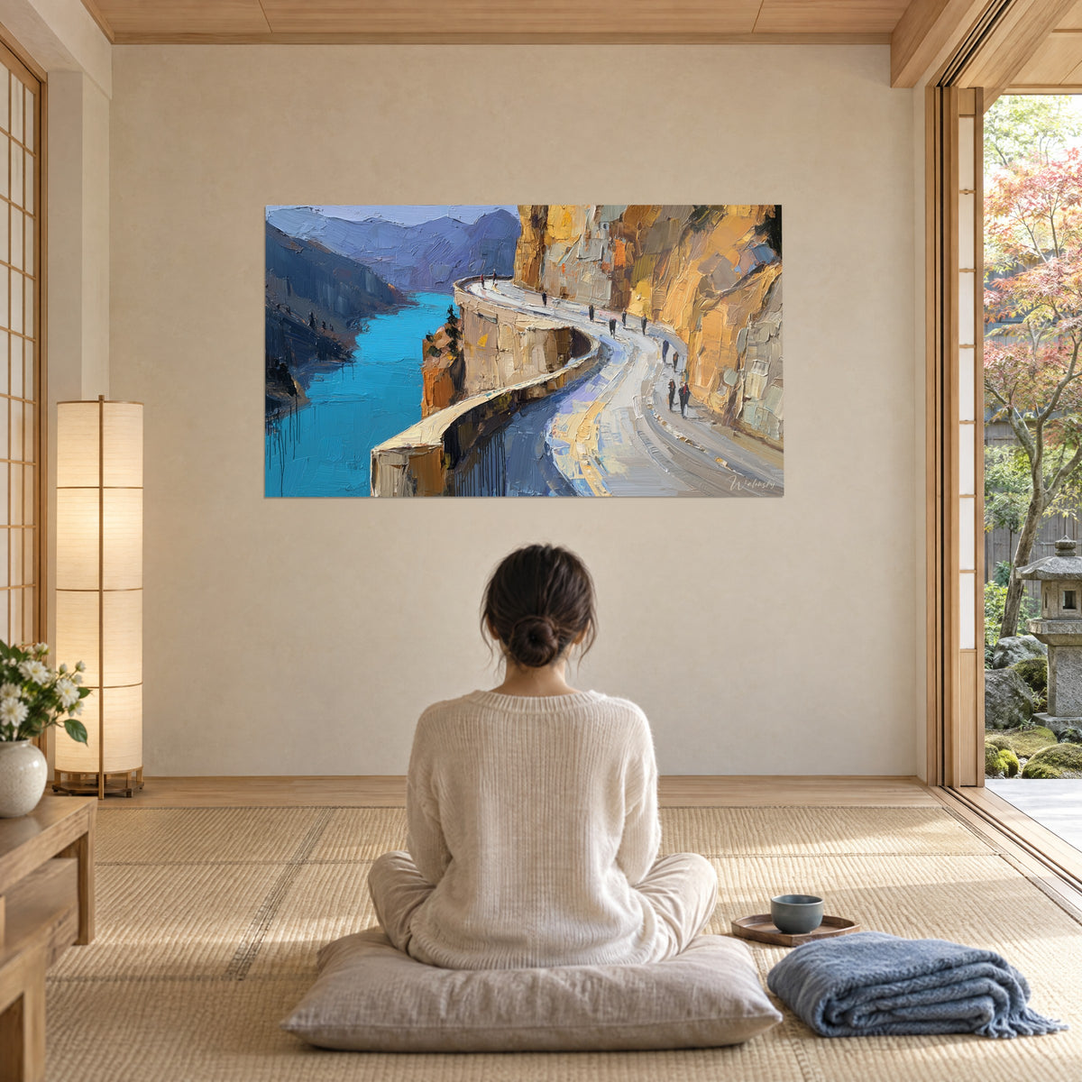 Tableau paysage de canyon en empâtements, jaune safran, turquoise et violet, face à une femme assise sur un coussin gris