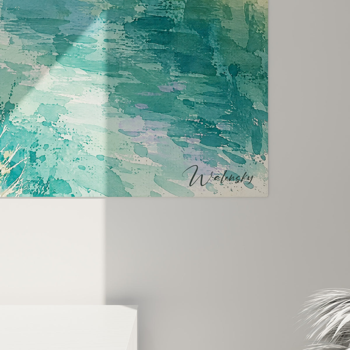 Détail des touches violettes et vertes sur la roche, grain aquarelle et reflets émeraude de l'eau
