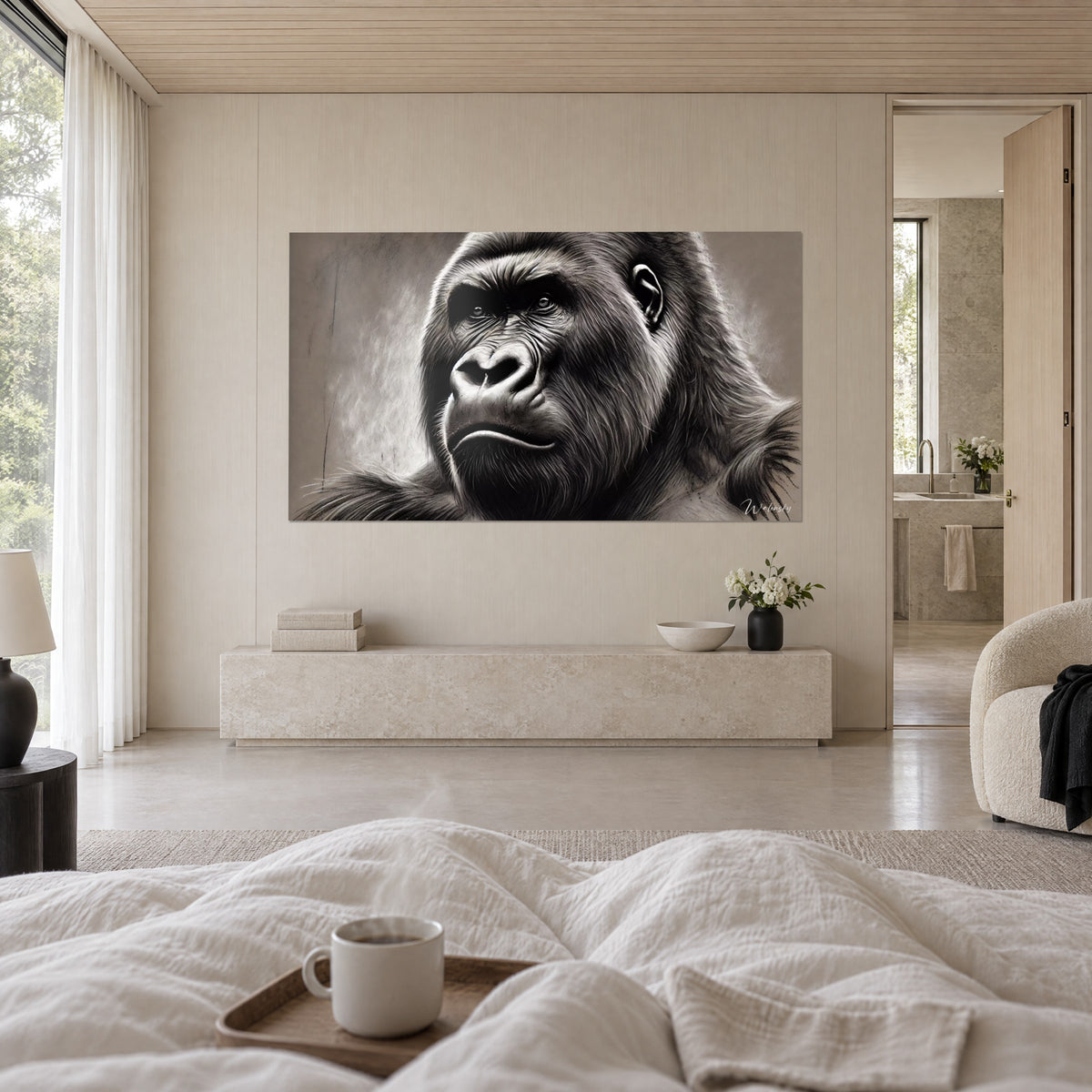 Cuadro primate silverback con la frente arrugada, pelo negro y gris sobre fondo topo, encima de una cama en un dormitorio claro