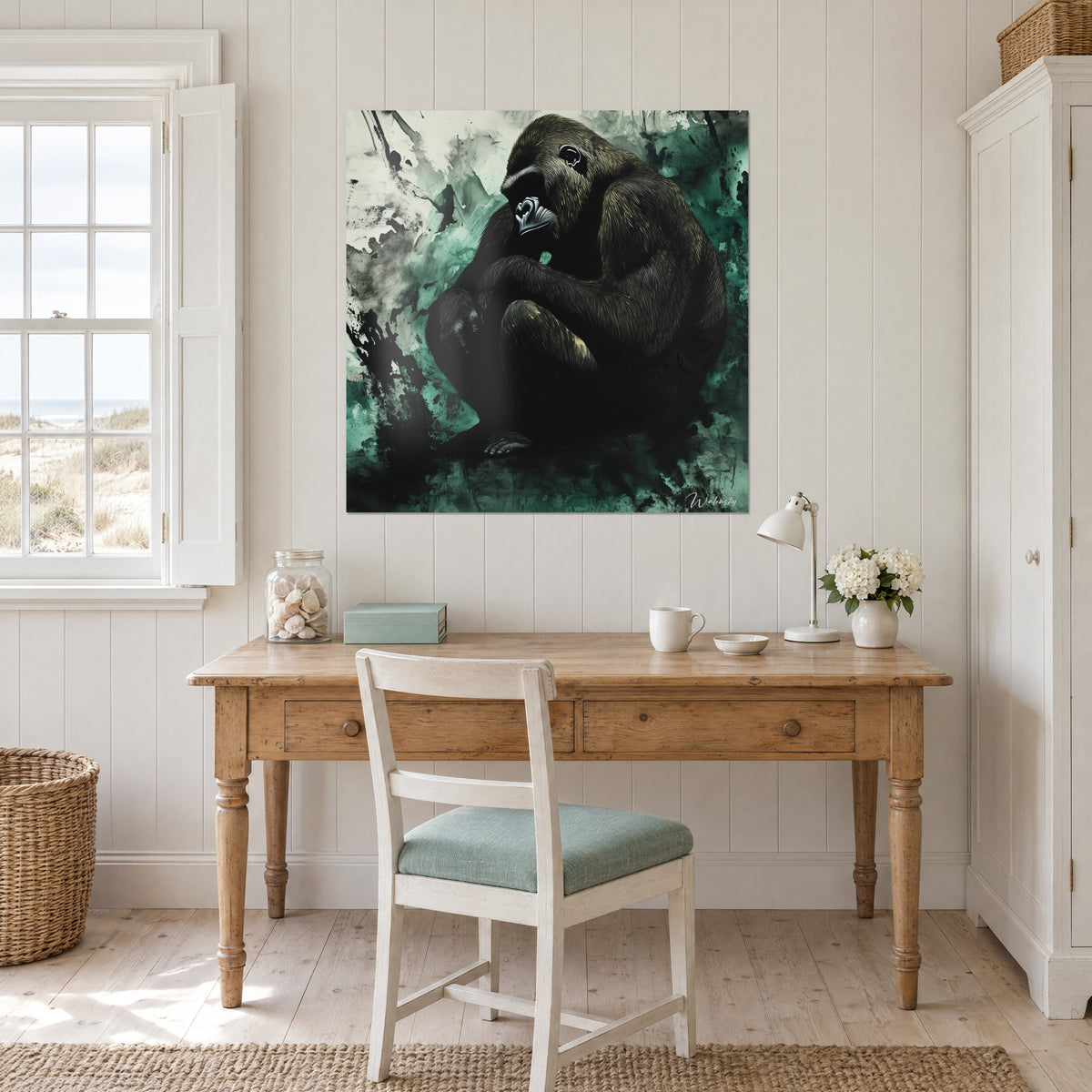 Gemälde einer nachdenklichen Gorilla-Silhouette in tiefem Schwarz und Wassergrün, an der Wand eines Arbeitszimmers aus hellem Holz nahe einem Fenster