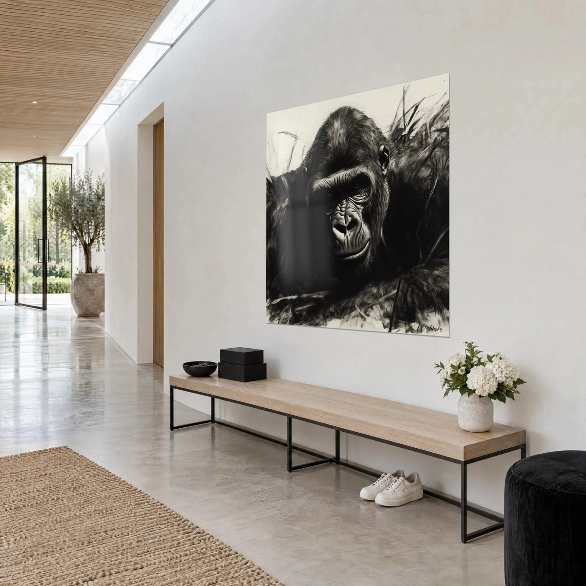 Cuadro de primate corpulento en negro profundo sobre fondo marfil, hierba rayada a la derecha, pared blanca, banco de madera y entrada clara