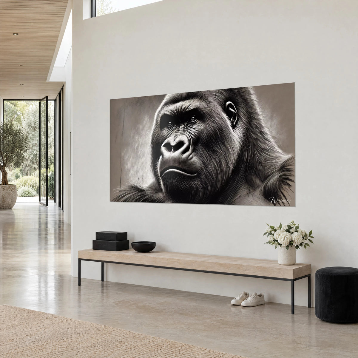 Cuadro gran simio con las cejas fruncidas, pelaje antracita y fondo color arena, vista de tres cuartos en una casa de arquitecto