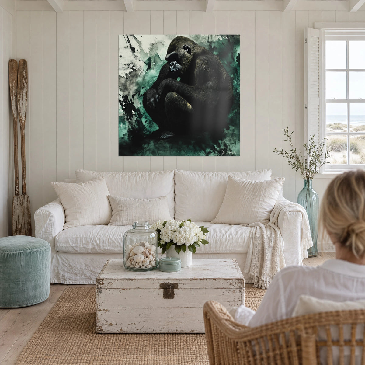 Gemälde eines massiven Gorillas in schwarzer Tusche und jadegrüner Lavierung, mit gesenktem Blick und Tintenspritzern, über einem Sofa in einem hellen Wohnzimmer