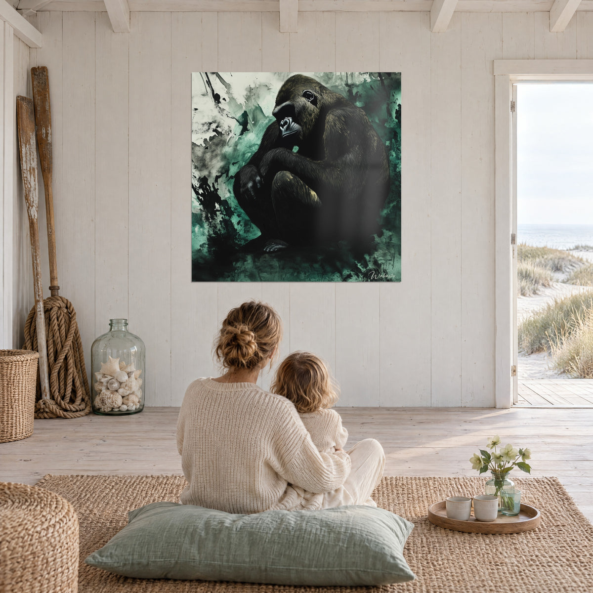 Gemälde des kraftvollen Rückens eines grüblerischen Gorillas in schwarzer Lavierung, jadegrün und gebrochenem Weiß, gegenüber einem Strandwohnzimmer mit Jutteppich