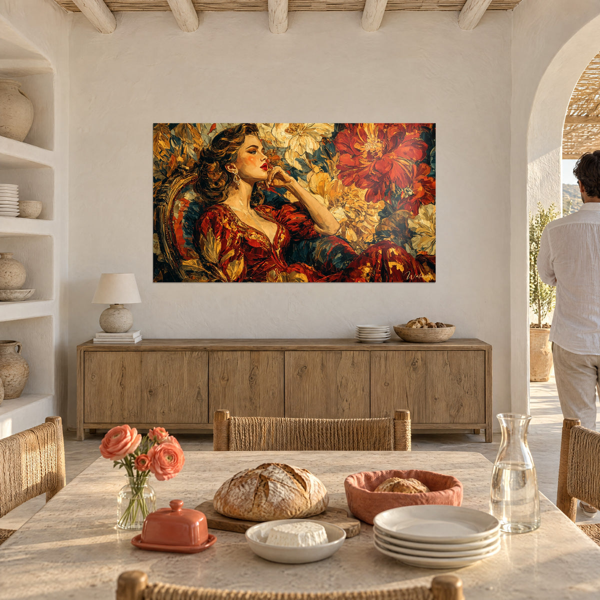 Cuadro elegante con rizos cobrizos, pétalos rojo anaranjado y azul noche, colgado en un comedor mediterráneo