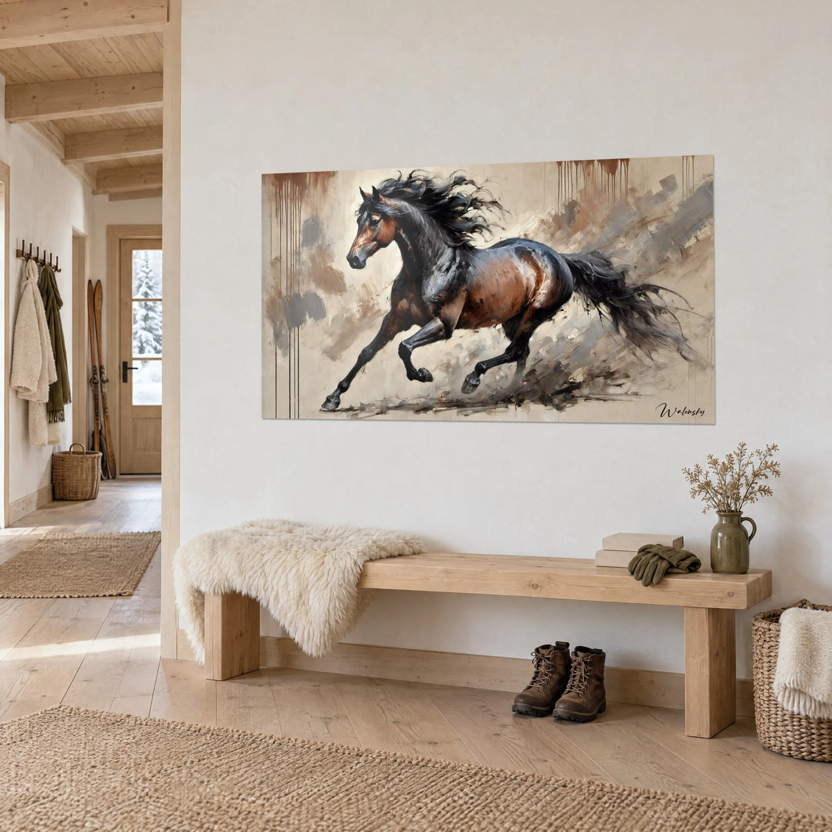 Quadro cavallo scuro lanciato a tutta velocità, manto bruno e fondo grigio antracite, colature brune in alto, vista a tre quarti nello chalet