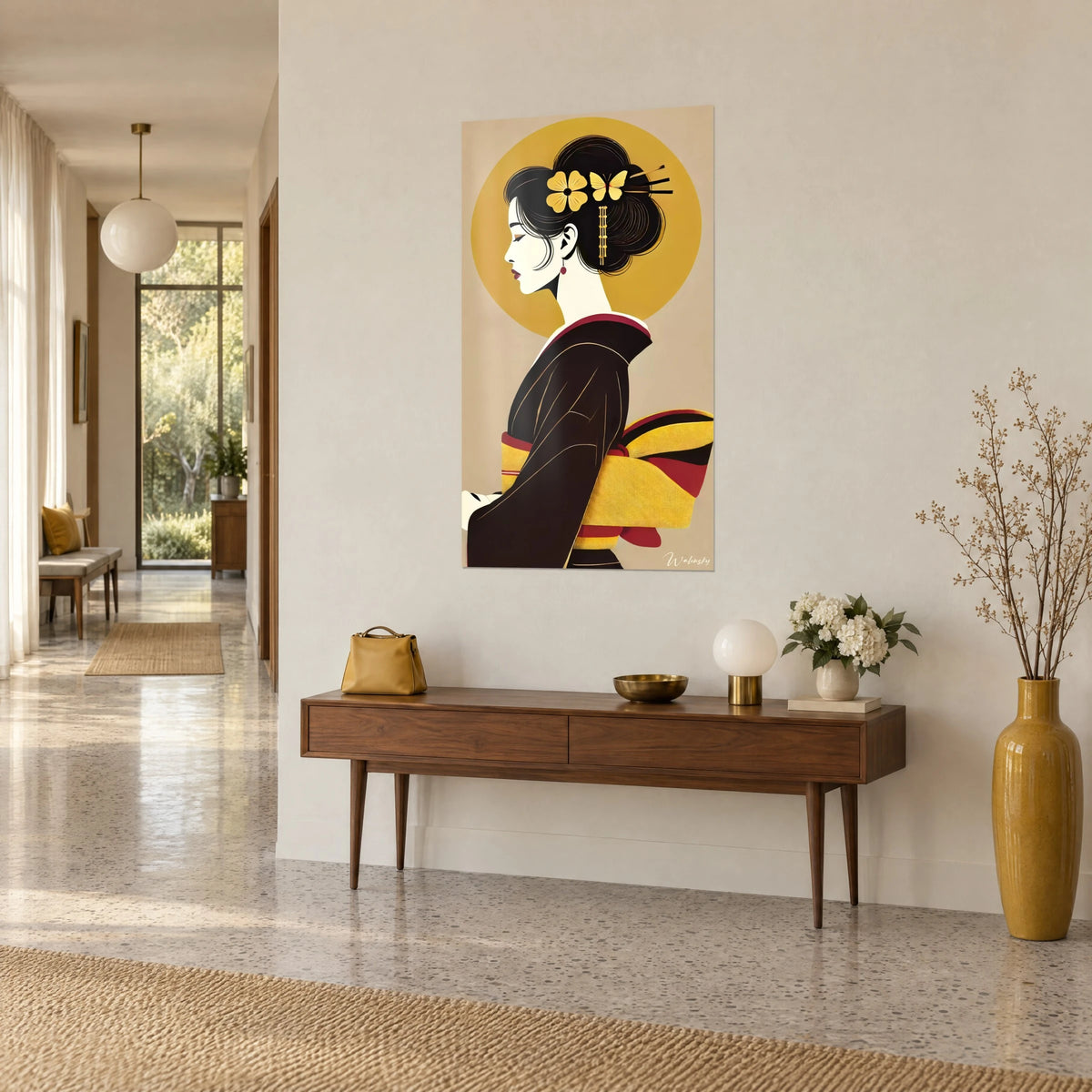Tableau femme en kimono sombre sous un halo ocre, fleur et papillon d'or dans le chignon, sur un couloir aux murs crème