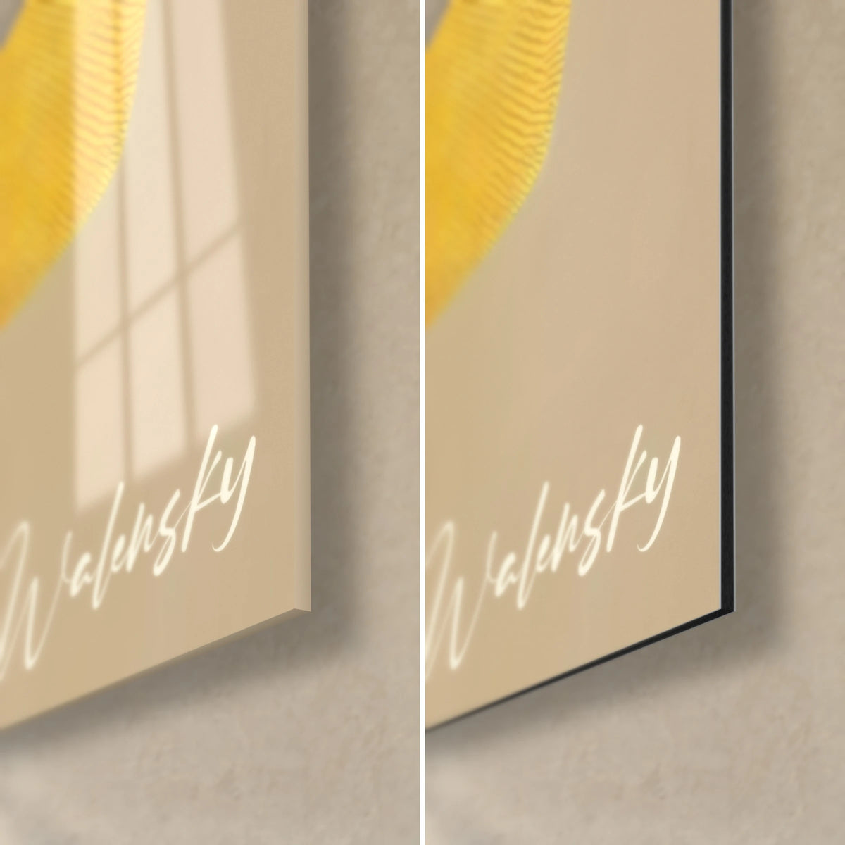 Tableau geisha au kimono brun et obi moutarde, coin bas droit : verre brillant reflétant la fenêtre, Dibond mat beige, tranche 3 mm