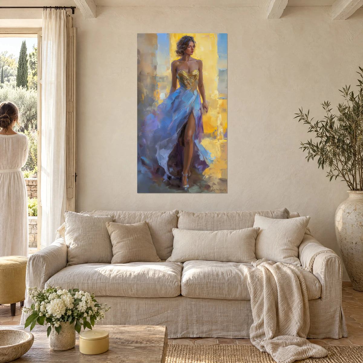 Cuadro de una mujer esbelta con vestido azul lavanda y corsé dorado, fondo amarillo solar, vista desde atrás por una mujer, encima de un sofá en un salón luminoso