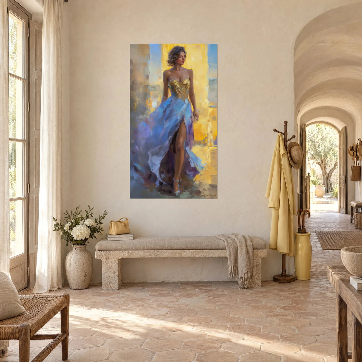 Tableau élégante au bustier d'or et jupe fendue bleu ciel, coups de couteau jaunes, mur crème et couloir voûté d'un mas