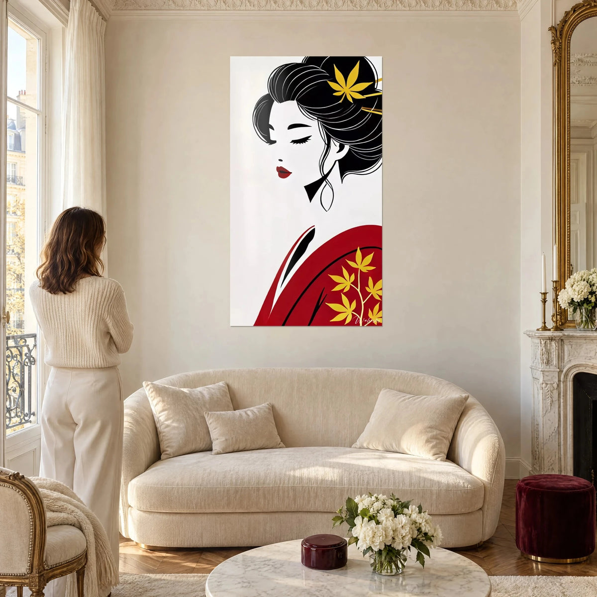 Tableau geisha aux yeux clos, lèvres rouges et épingle dorée sur kimono carmin, femme de dos, au-dessus d'un canapé dans un salon lumineux