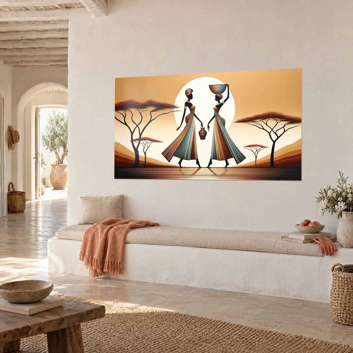 Tableau silhouettes élancées dansant sous un disque ivoire, acacias noirs et dunes orangées, mur blanc et banquette de pierre