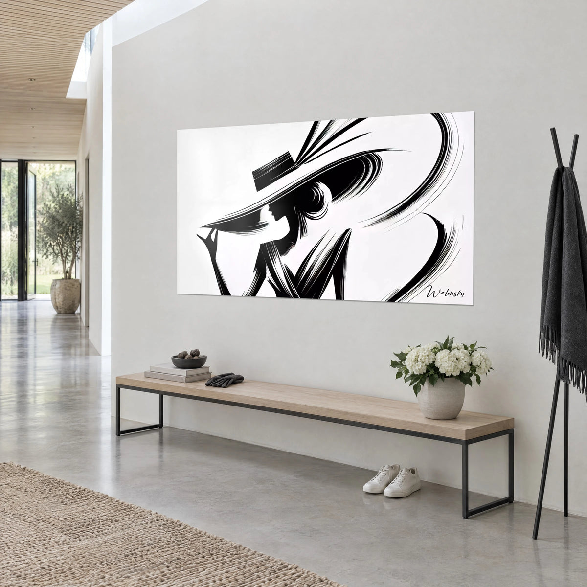 Gemälde einer eleganten Dame mit Hutband, schwarze Tusche auf reinem Weiß, schwungvoller Strich, an einer grauen Wand über einer Holzbank
