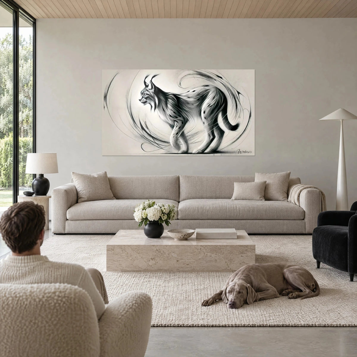 Schilderij lynx in profiel met pluimige oren, zwart-wit houtskool op crèmekleurige achtergrond, boven een bank in een lichte woonkamer