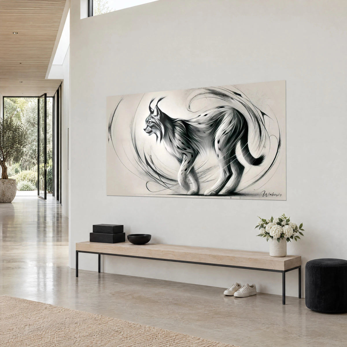 Gemälde gefleckte Wildkatze im Schritt, graue und weiße Kohlestriche auf Creme, Dreiviertelansicht an der Wand eines Architektenhauses