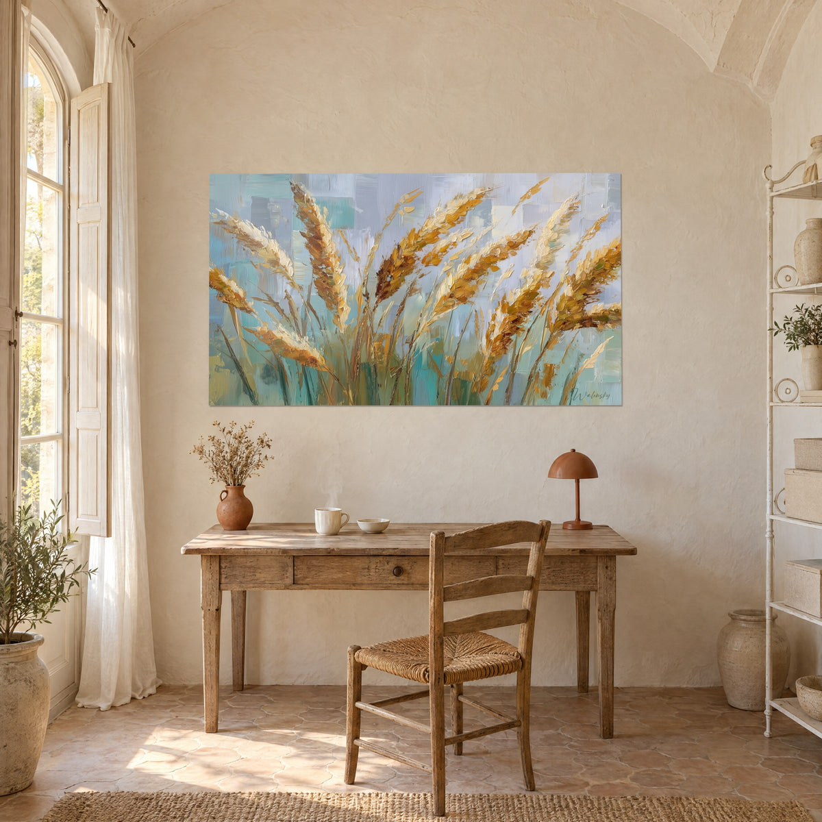 Schilderij van een saffraangraanveld op een blauwgrijze en salieachtige achtergrond, hangend boven een bureau van licht hout en een roestkleurige lamp