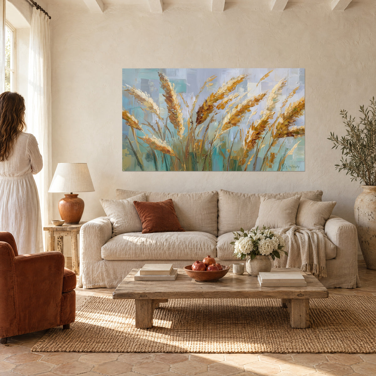 Schilderij van gouden graanaren die door de wind worden bewogen, turquoise en beige achtergrond, boven een bank in een lichte woonkamer