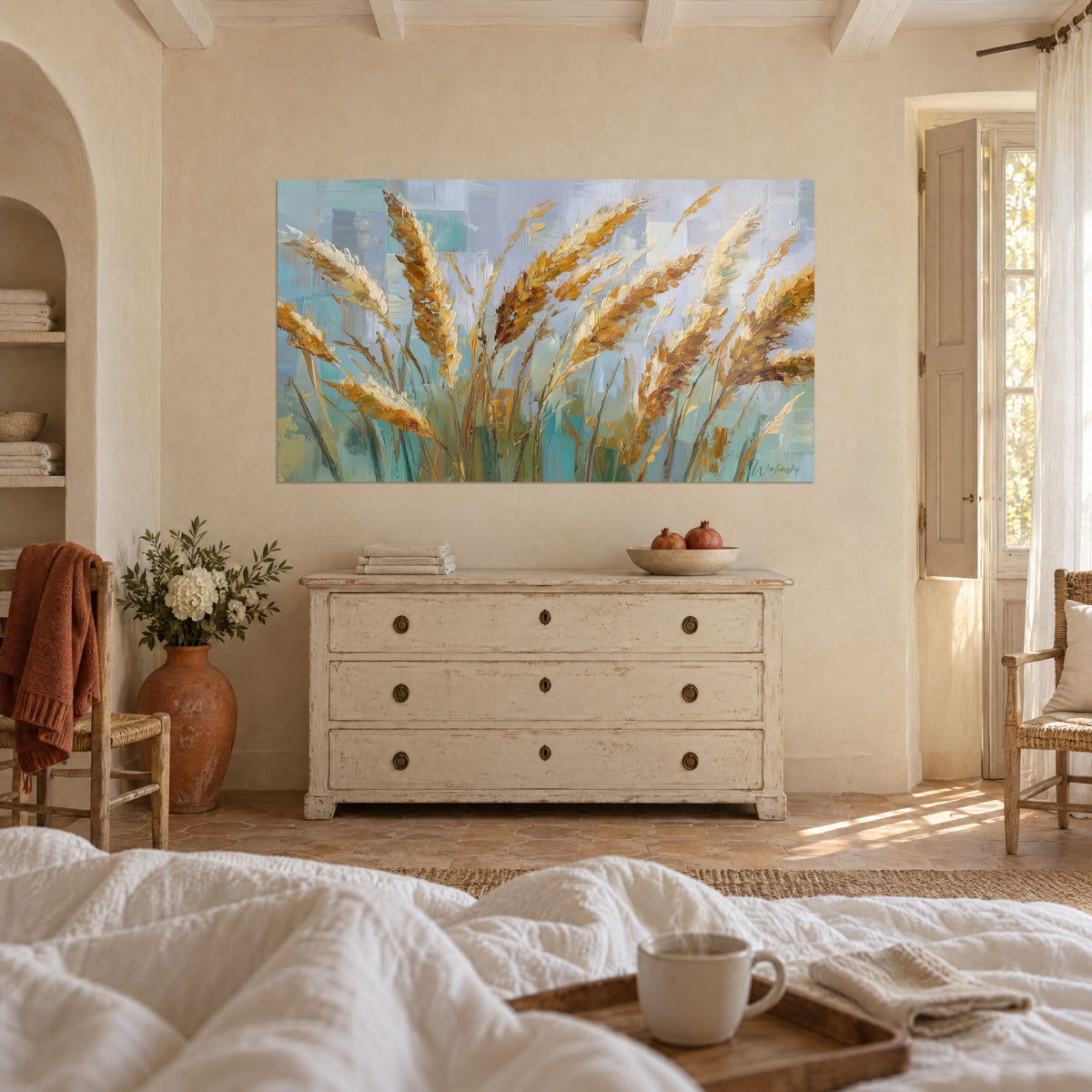 Schilderij van een gouden oogst in amberkleurige en turquoise paletmesstreken, boven een bed in een lichte slaapkamer
