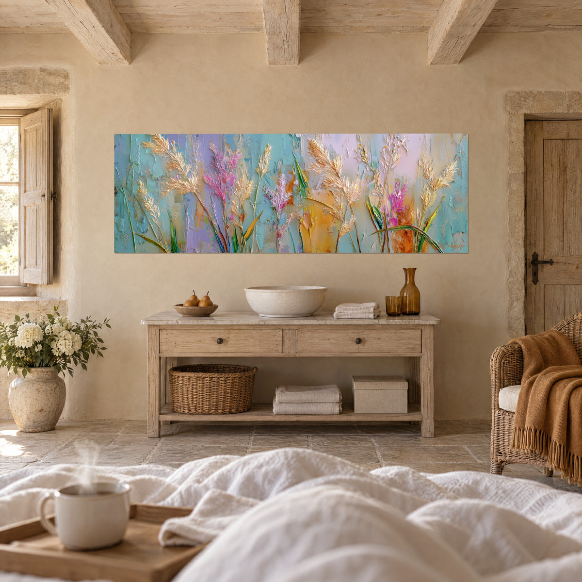 Quadro mazzo di erbe selvatiche con tocchi rosa e ocra su fondo verde-azzurro, appeso sopra un letto in una camera luminosa