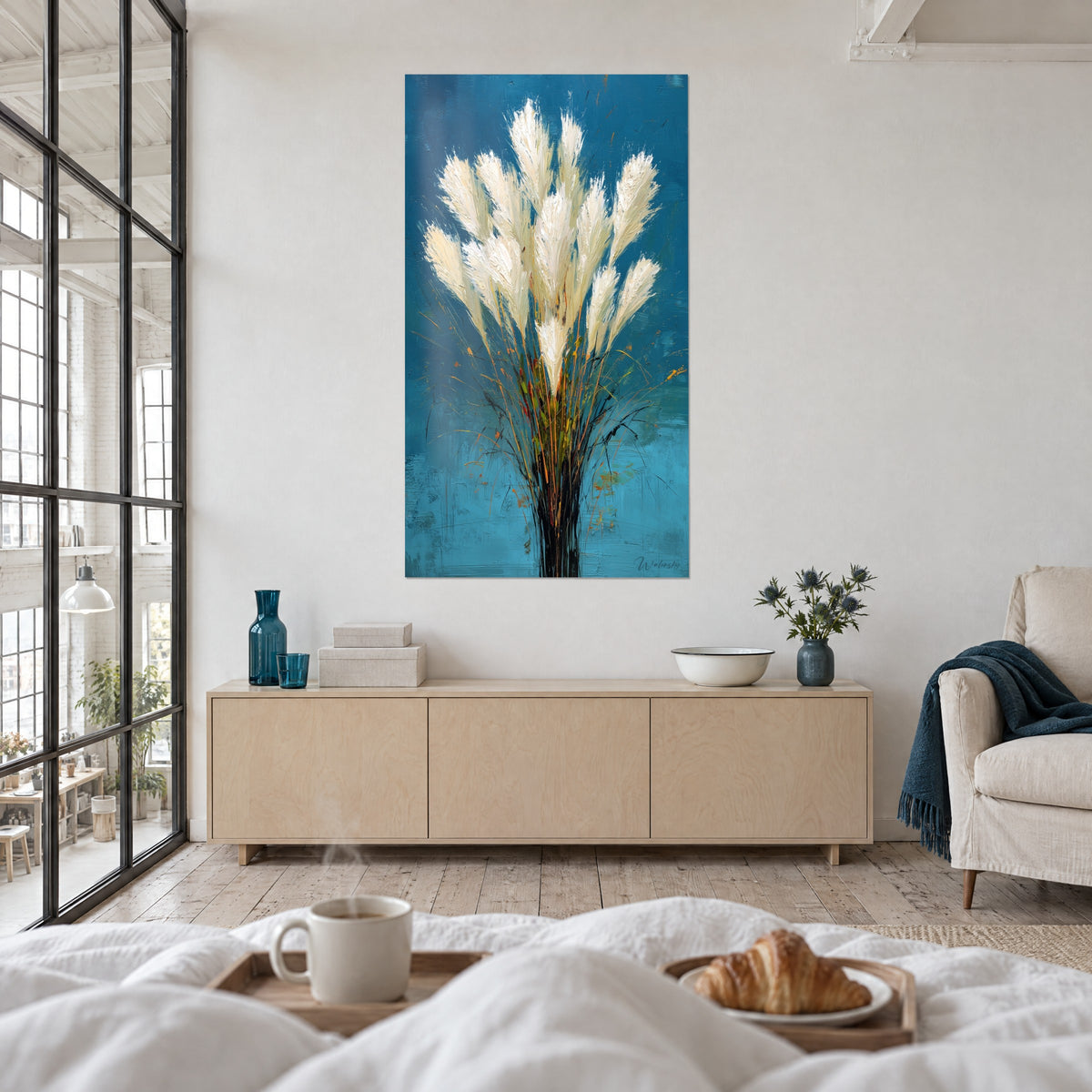 Schilderij crèmewitte pampasbundel met gouden stengels op eendenblauwe achtergrond, boven een bed in een lichte slaapkamer