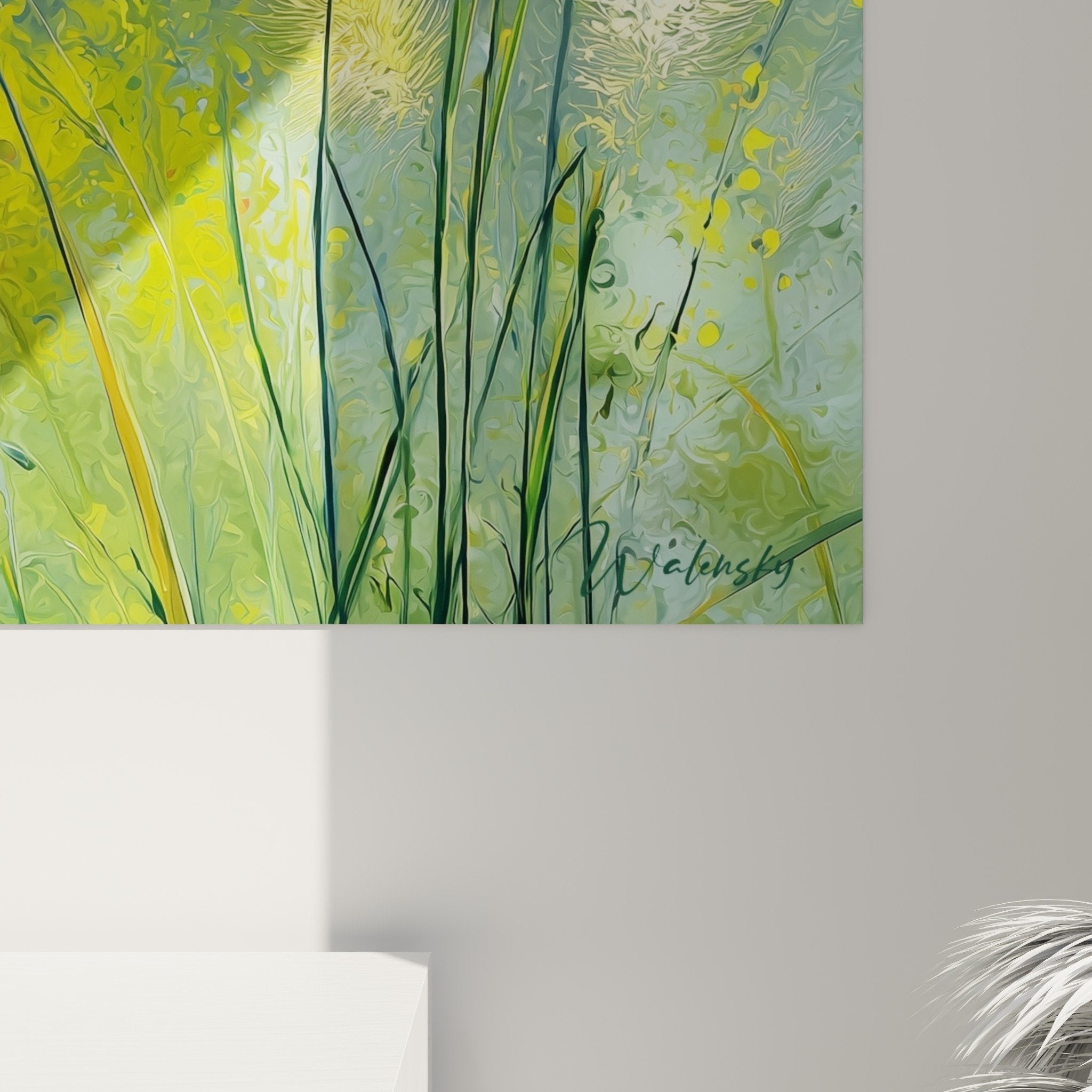 Vue d'ensemble du tableau graminées dans salon moderne, harmonie avec mobilier en bois naturel