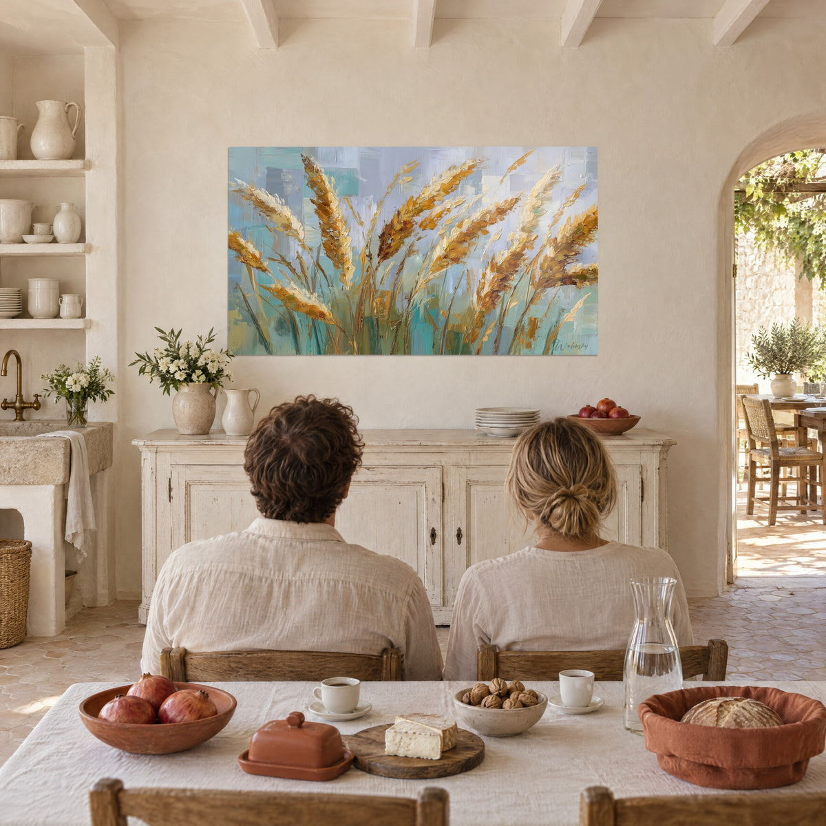 Schilderij van golvende graanvelden in toetsen goud en celadon, bekeken vanaf een gedekte tafel met brood en rode bessen
