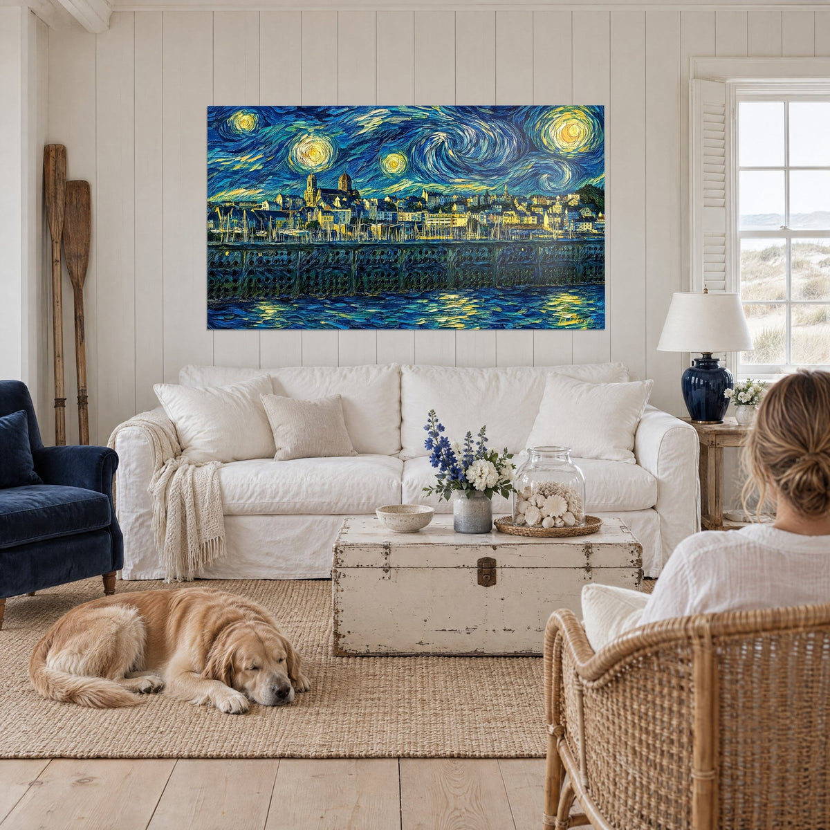 Schilderij van een nachthaven met blauwe en gouden wervelingen, spiraalvormige lucht boven een sofa in een lichte woonkamer