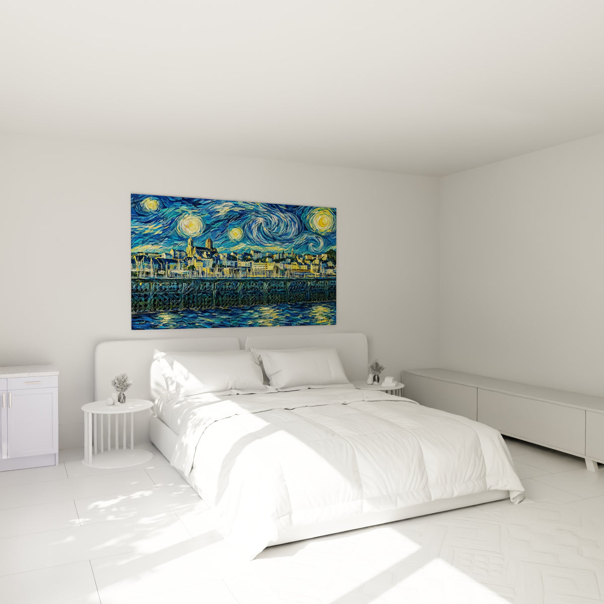 Ciel étoilé bleu et jaune doré de Granville accroché au-dessus d'un lit dans une chambre claire