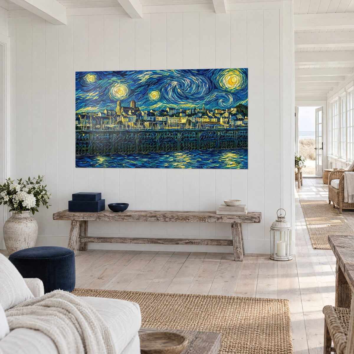 Schilderij van een kuststad onder gele manen, gouden klokkentoren en marineblauwe zeilboten, driekwart zicht in een lichte huiskamer