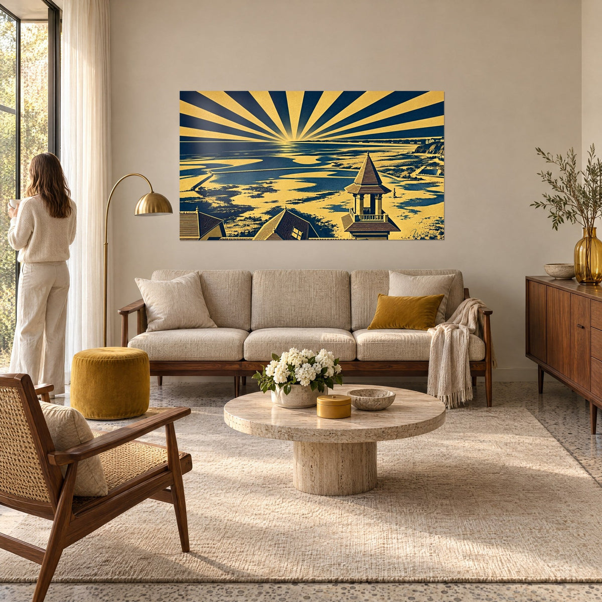 Quadro belvedere dal tetto a punta che domina una baia con raggi dorati e blu navy, sopra un divano in un soggiorno luminoso