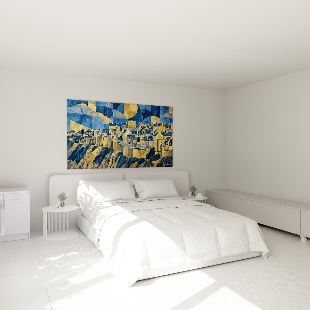 Façades dorées et ciel bleu marine d'une ville côtière, accrochées au-dessus d'un lit dans une chambre claire