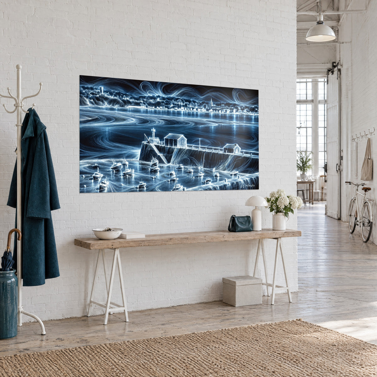 Village côtier aux tons bleu marine et argenté, disposé au-dessus d'un canapé dans un salon lumineux