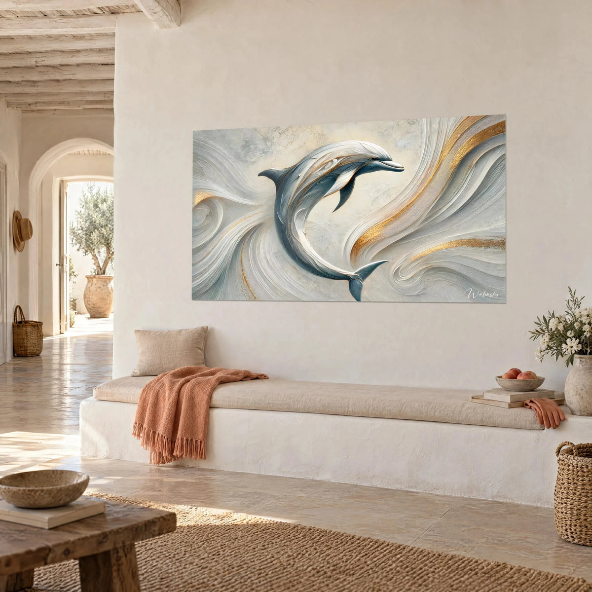 Tableau cétacé sculpté en relief crème et gris bleuté, vagues de peinture épaisse, sur un mur d'une maison méditerranéenne