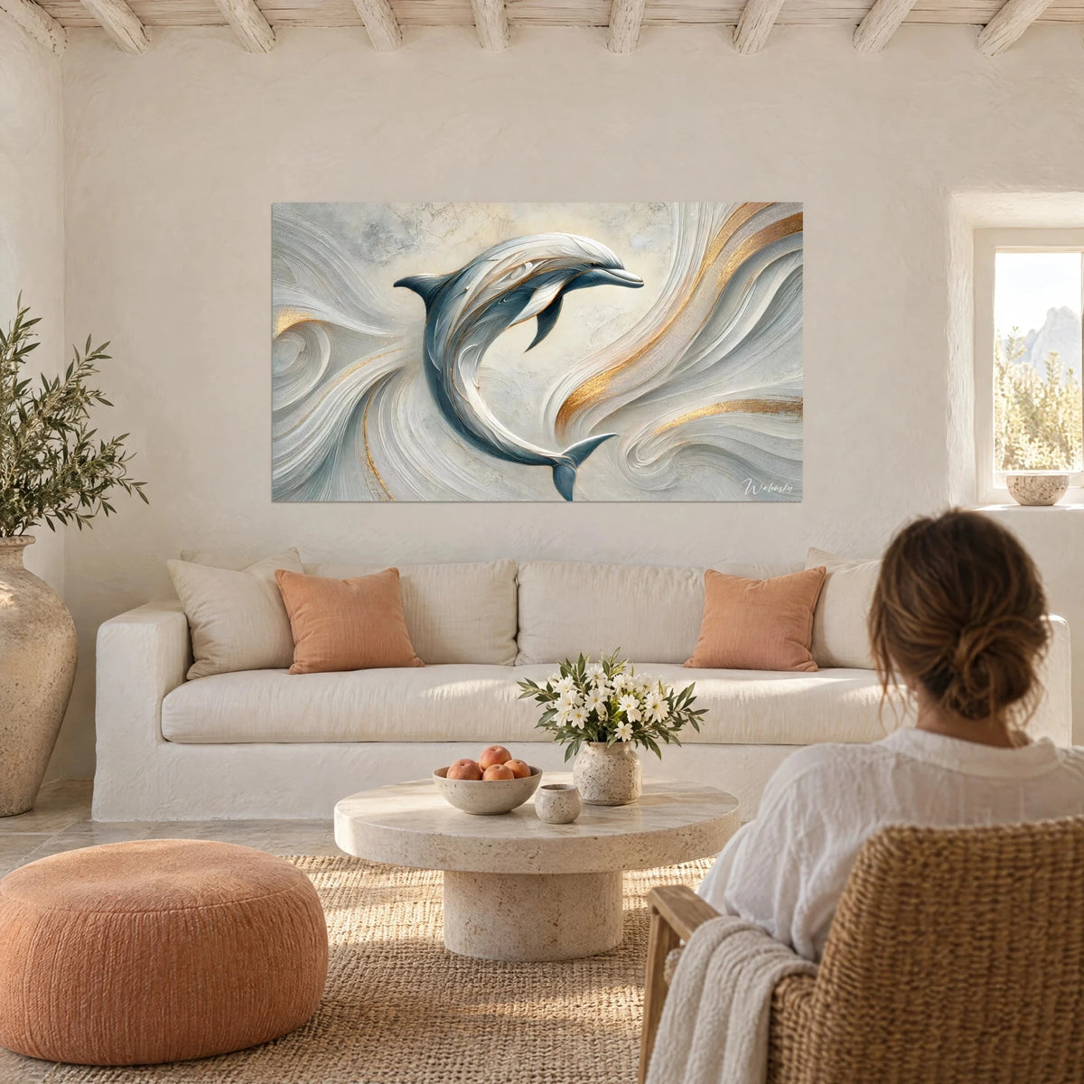 Tableau dauphin bondissant en bleu ardoise et blanc nacré, veines dorées, au-dessus d'un canapé dans un salon lumineux