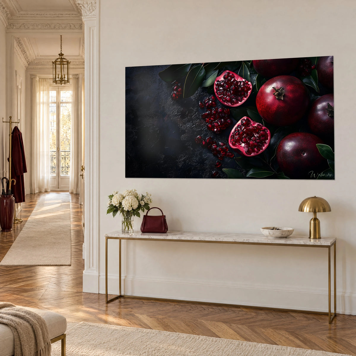 Schilderij gespleten granaatappel met glanzende robijnrode pitjes, antracietkleurige achtergrond, driekwartzicht op een crèmekleurige Haussmann-muur