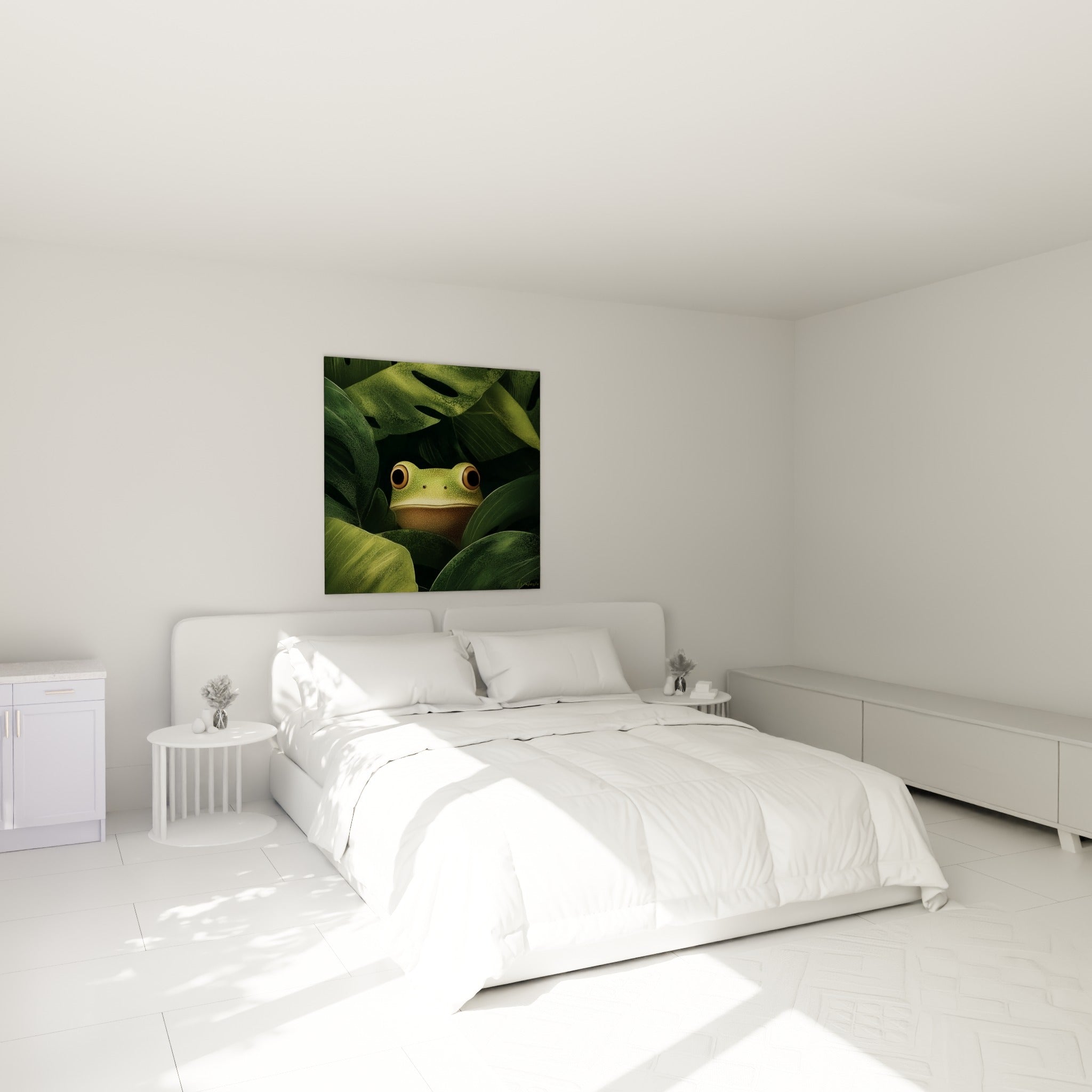 Amphibien vert et brun tapi dans le feuillage, au-dessus d'un lit dans une chambre claire