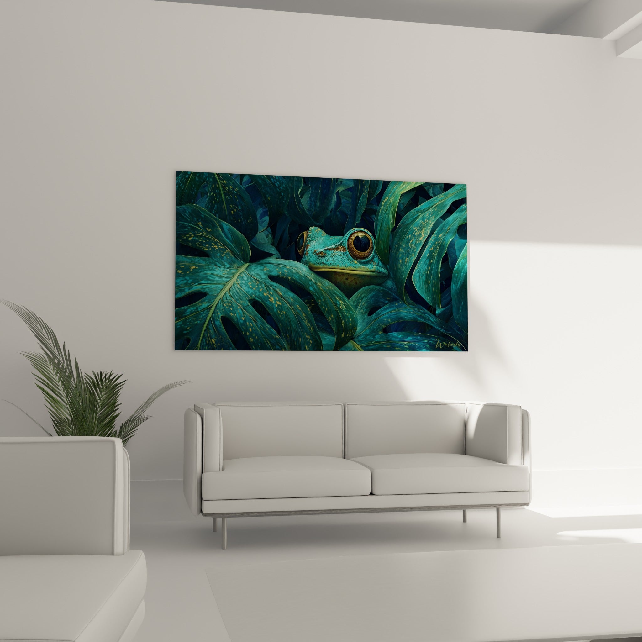 Créature turquoise et dorée dissimulée sous des feuilles tachetées, au-dessus d'un canapé dans un salon lumineux