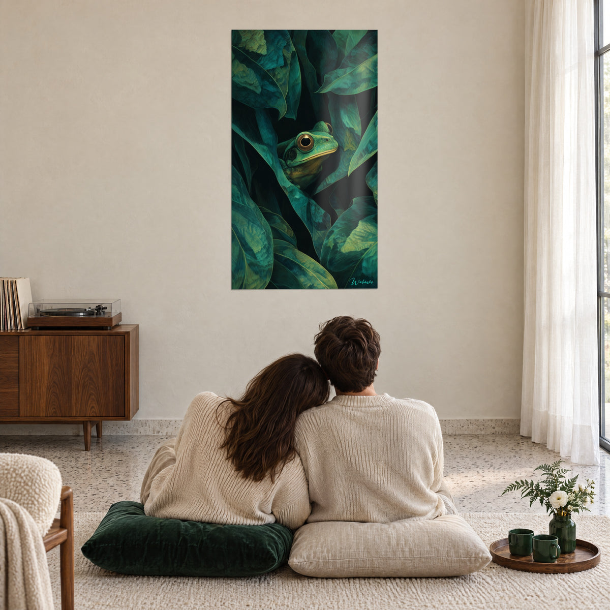 Quadro piccola rana dorata e verde abete rannicchiata nel verde notturno, una coppia abbracciata di spalle, soggiorno immerso nella luce