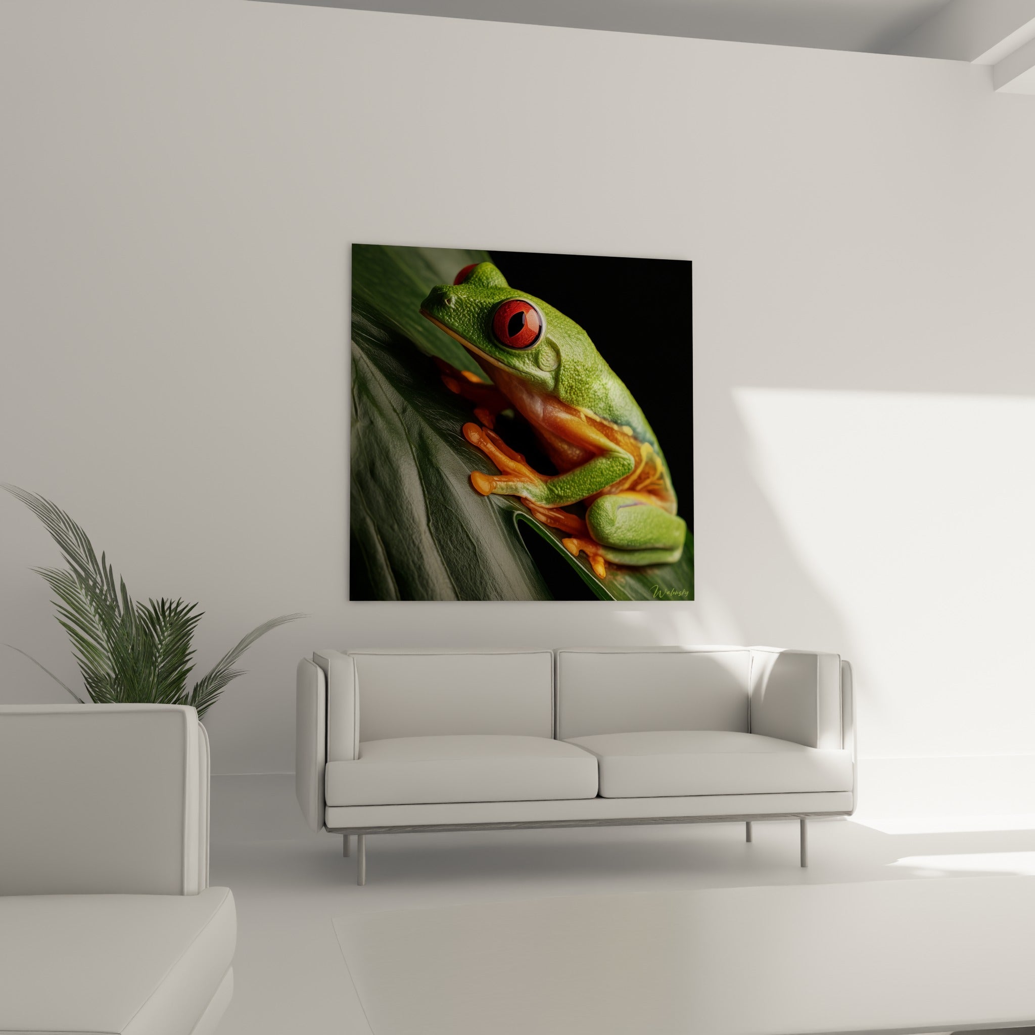 Amphibien vert et orange aux yeux rubis posé sur une feuille tropicale, au-dessus d'un canapé dans un salon lumineux